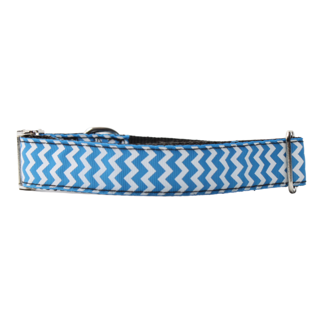 collier chien boucle métal argenté géométrique vague zig zag blanc bleu twiggy